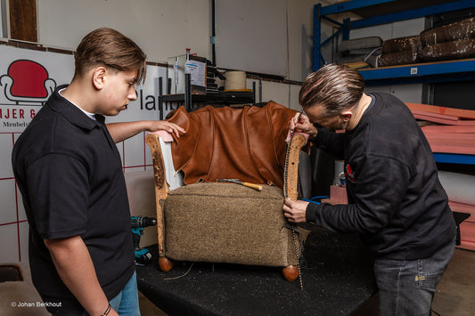 Ontdek de voordelen, aandachtspunten en mogelijkheden van bouclé als meubelstof.