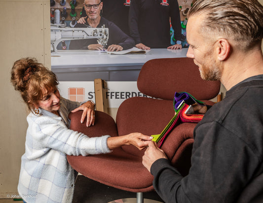 Vergelijk de voordelen van velours en microleder voor stijlvolle en duurzame eetkamerstoelen.