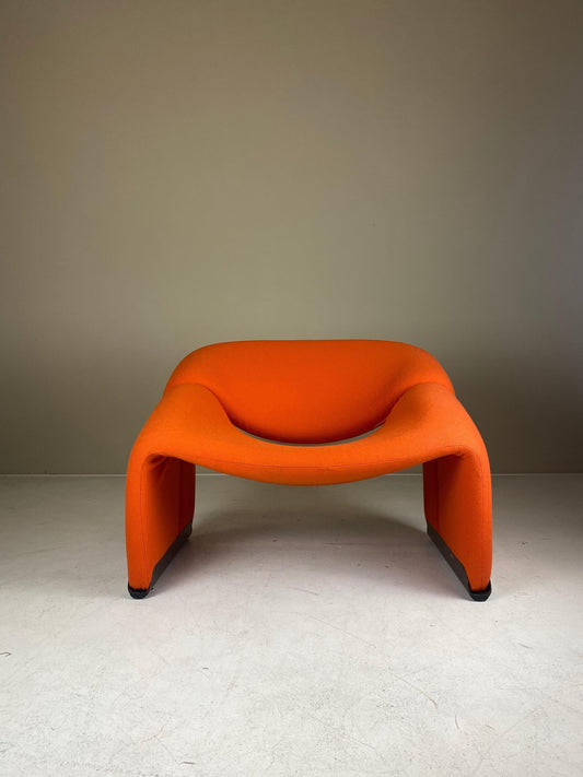 Deskundige restauratie voor een opvallende designfauteuil met organische vormen