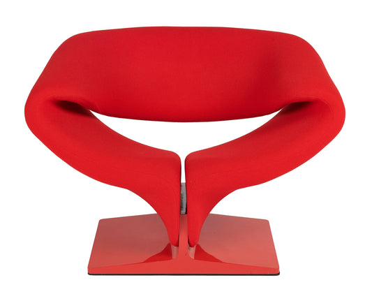 Specialistische restauratie voor een designfauteuil met een unieke lintvorm
